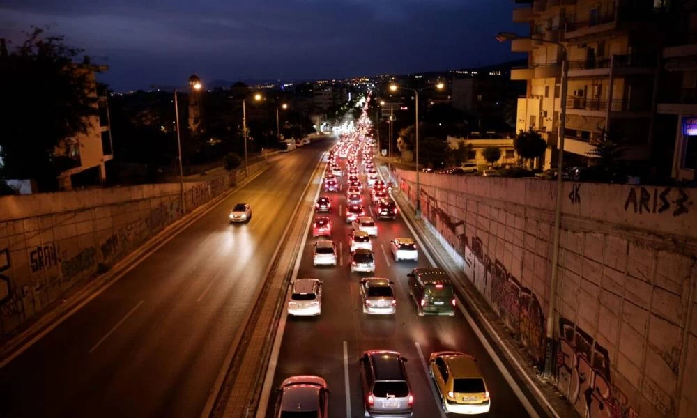 Διακοπή κυκλοφορίας στην Εθνική οδό Αθηνών–Λαμίας - Φορτηγό τυλίχτηκε στις φλόγες